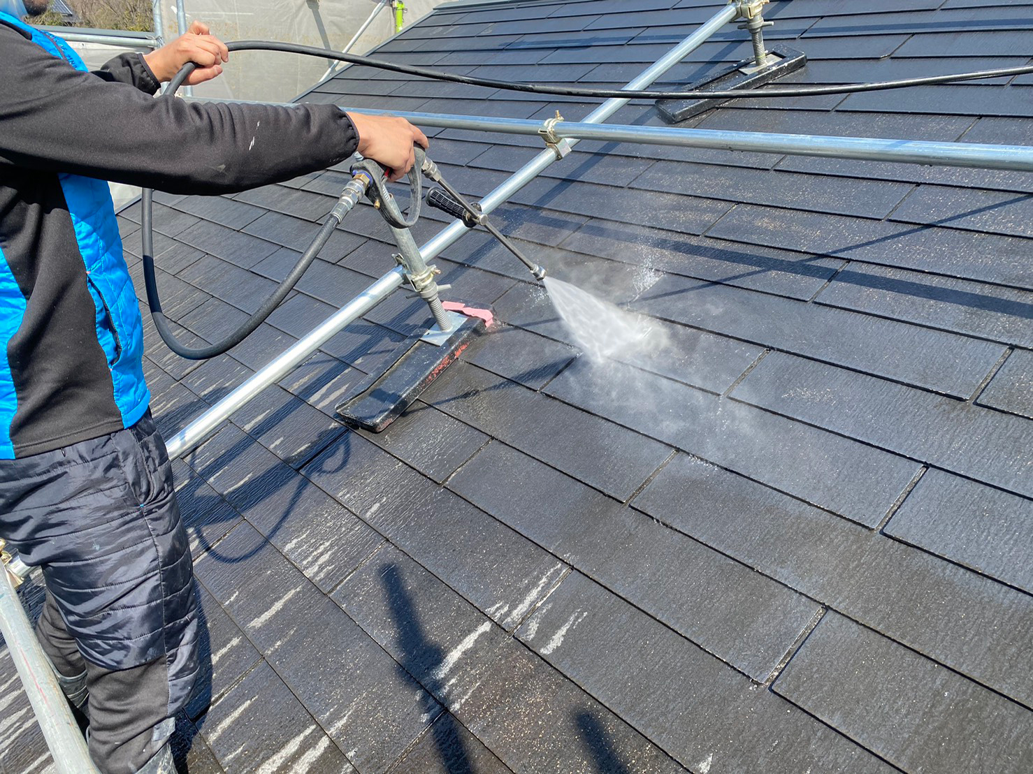 屋根・外壁の苔やカビ...梅雨の時期を迎える前に