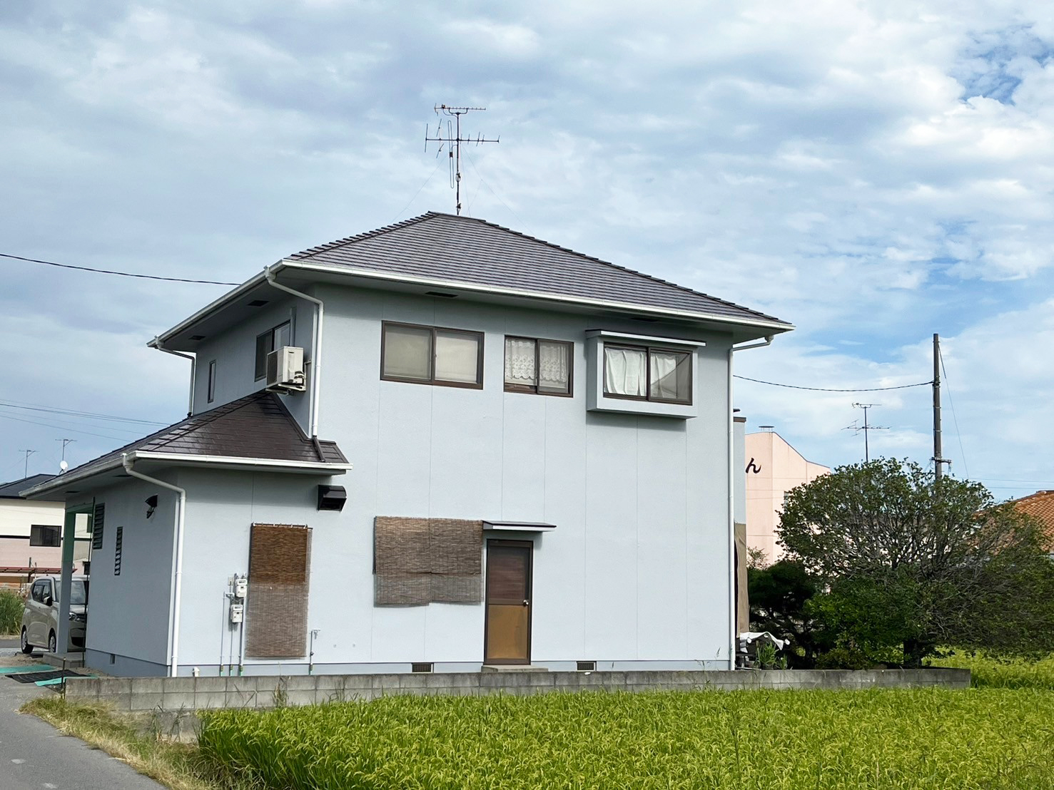 施工事例　田園風景と調和する屋根・外壁塗装