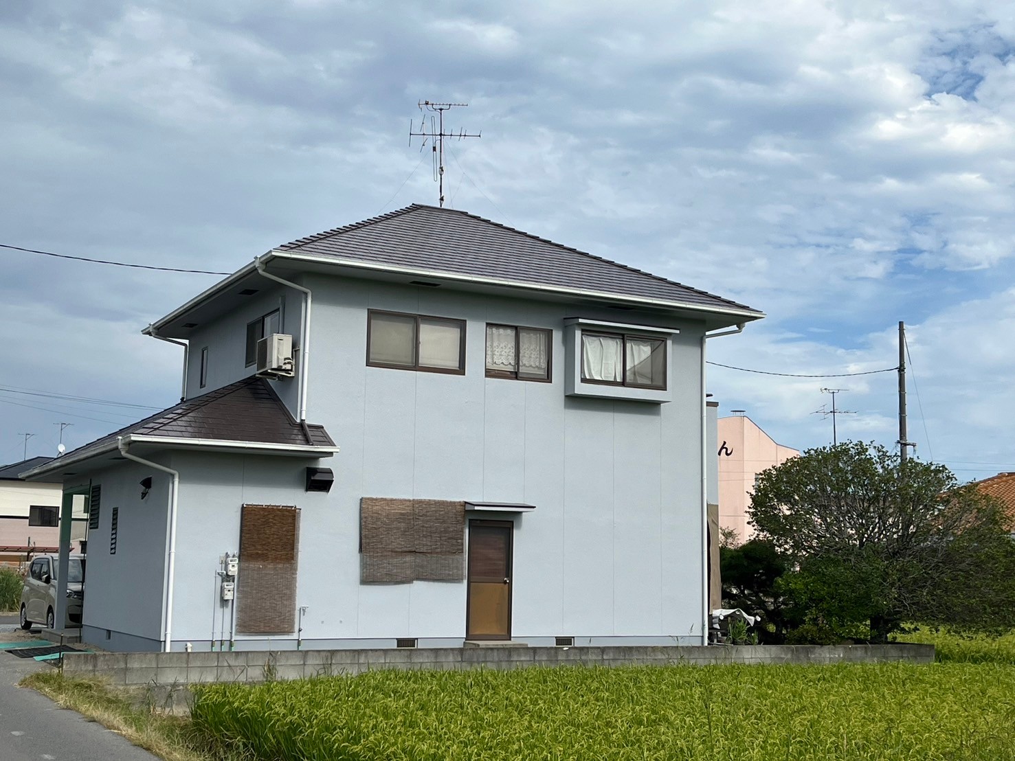 施工事例　田園風景と調和する屋根・外壁塗装