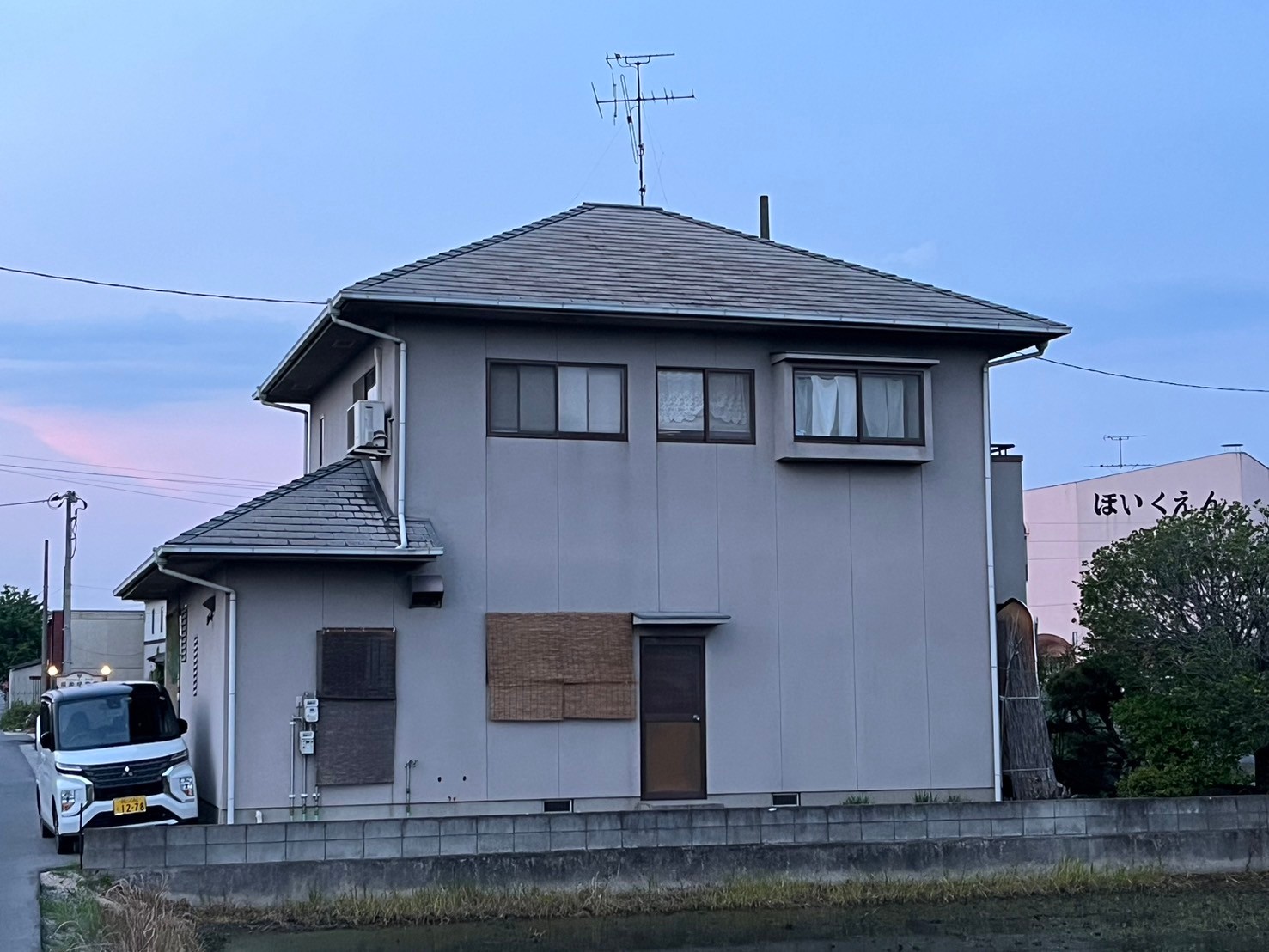 施工事例　田園風景と調和する屋根・外壁塗装