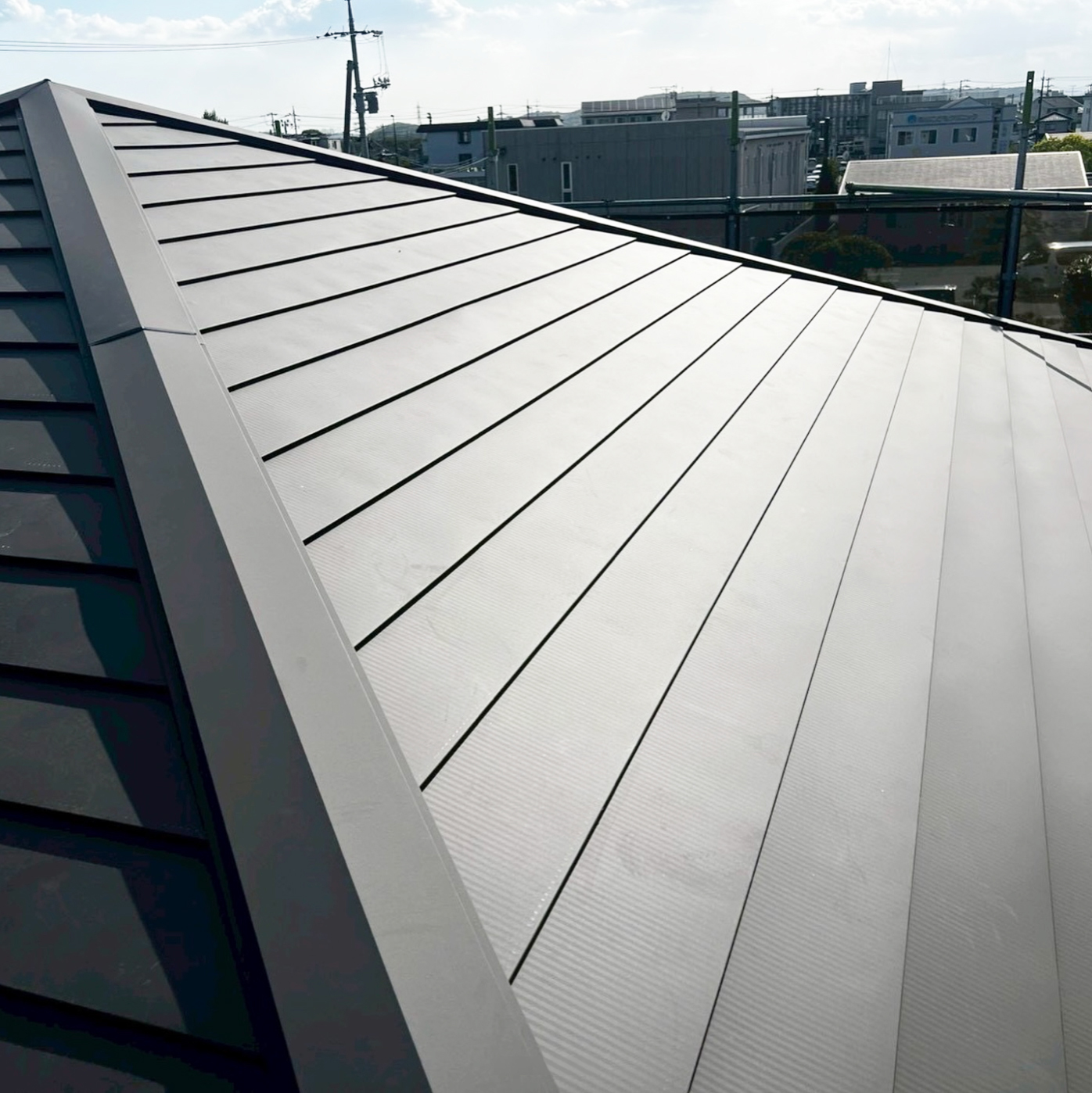 【施工事例】塗装ができないパミール屋根